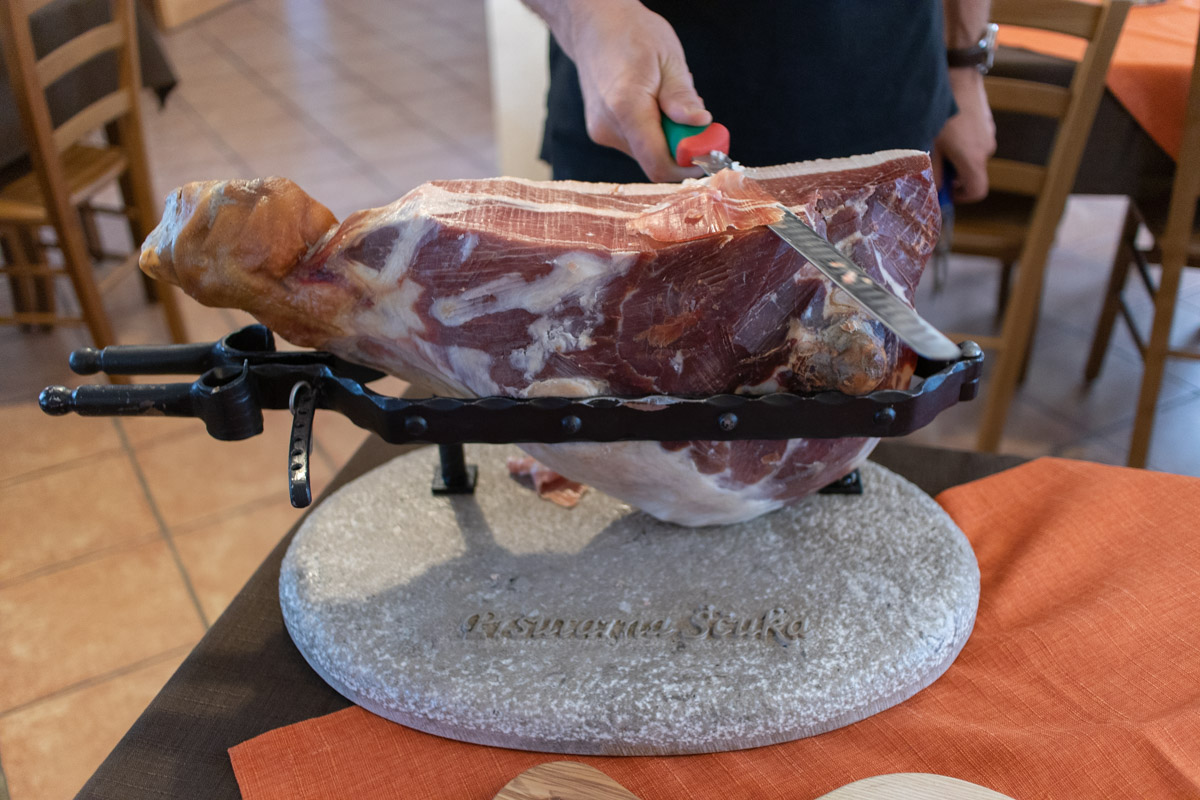 hand-cutting prosciutto prsut