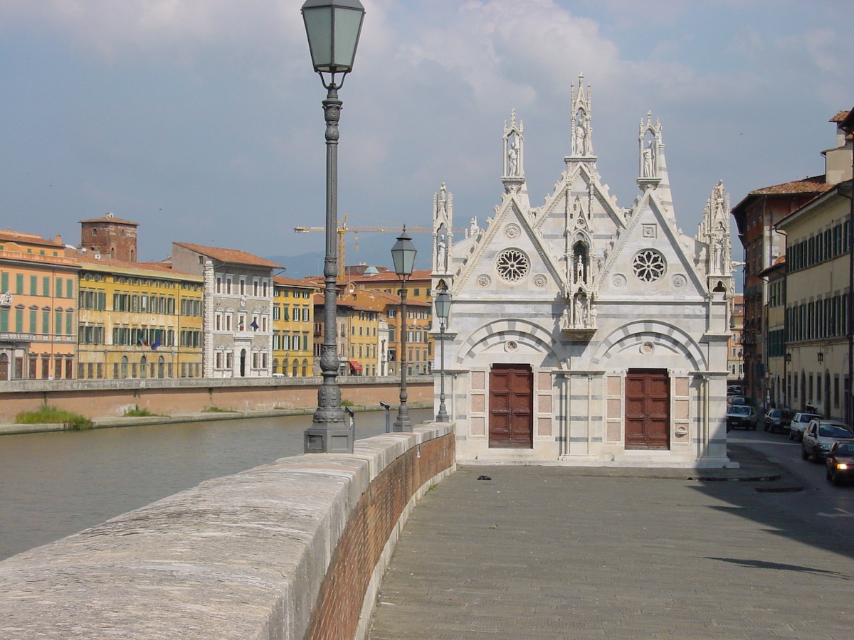 santa maria della spina sitting along side the arno river